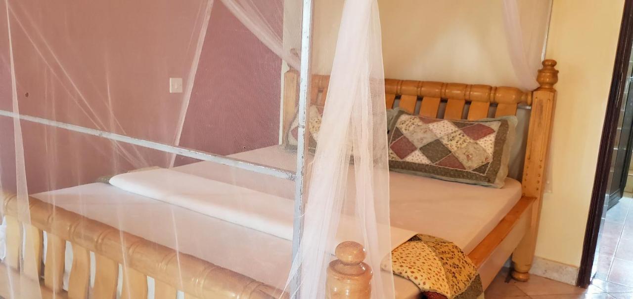 La Feve Beach Bed And Breakfast Entebbe Exterior foto