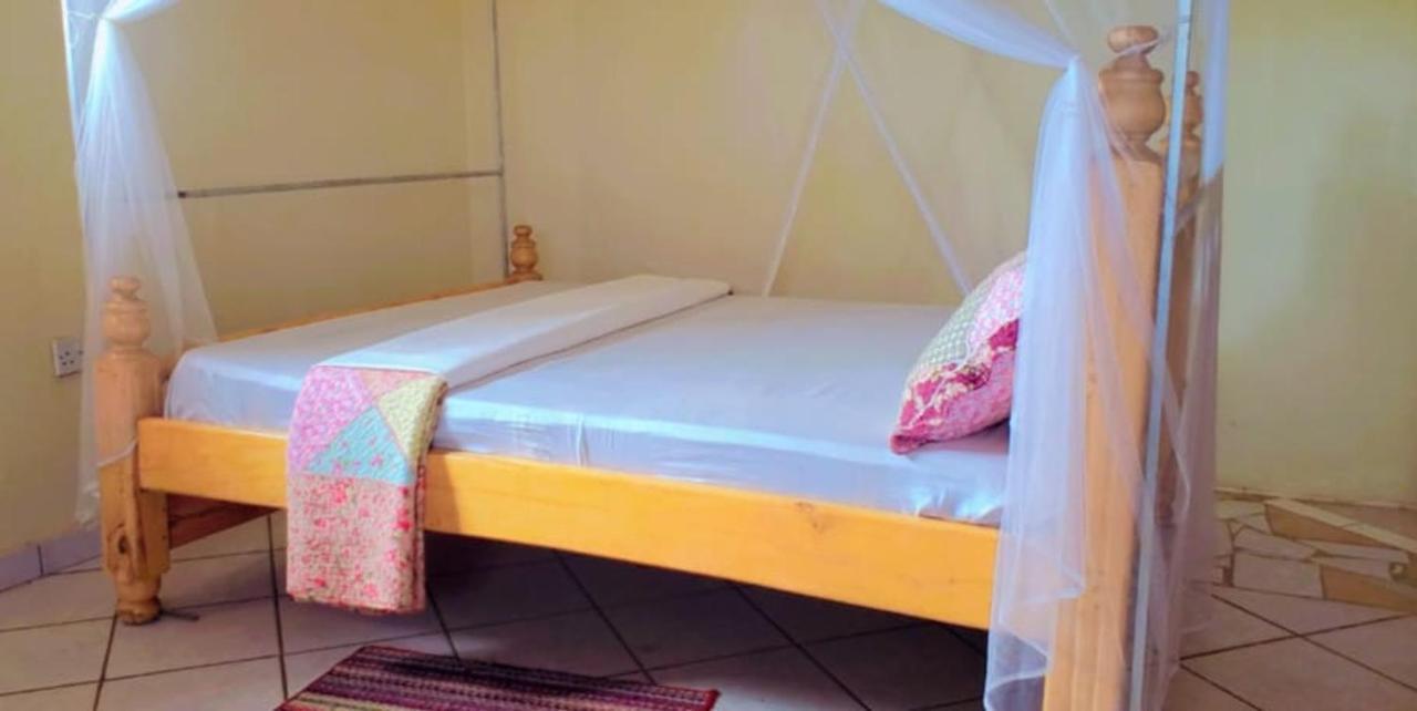 La Feve Beach Bed And Breakfast Entebbe Exterior foto